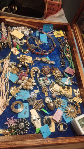 Thrift Store «Thrifty Nickel Tampa Thrift Store Re-Sale», reviews and photos, 7706 W Hillsborough Ave, Tampa, FL 33615, USA