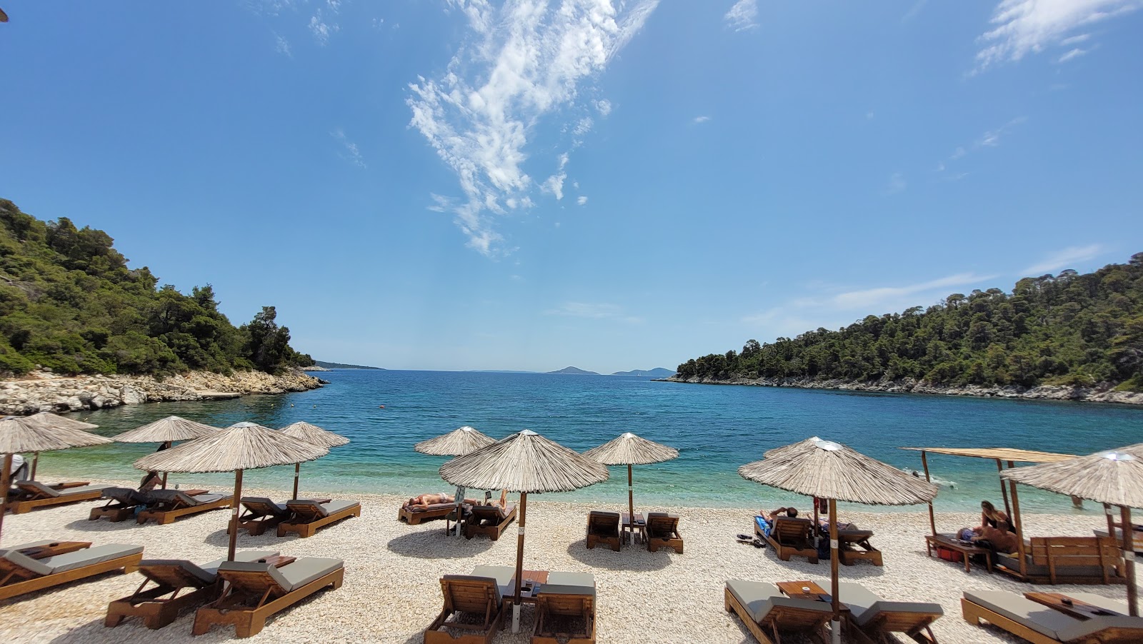 Foto de Praia de Leftos Gialos área de resort de praia