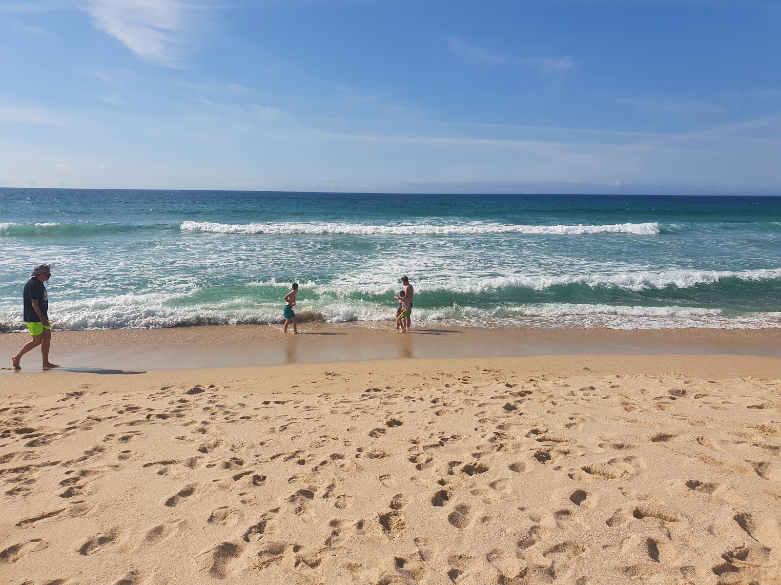 Praia de Traba'in fotoğrafı mavi saf su yüzey ile