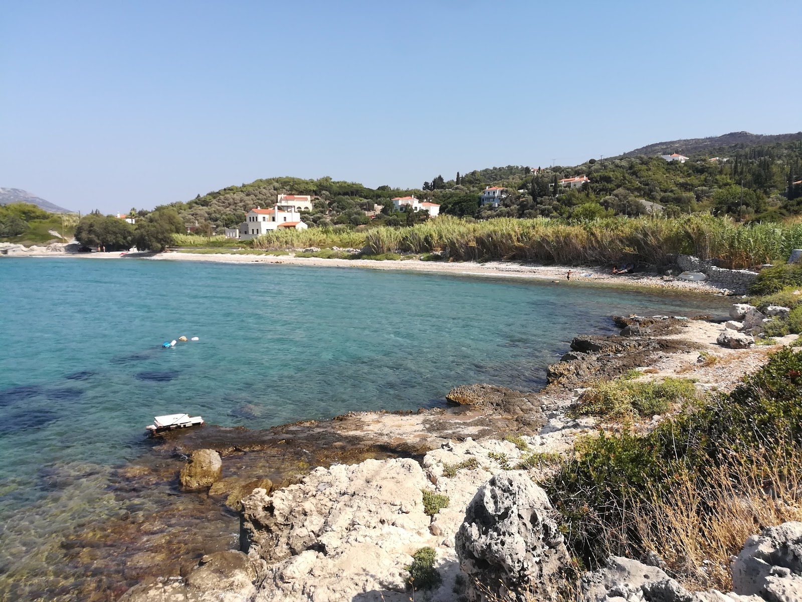 Valokuva Agios Paraskeviista. pinnalla sininen puhdas vesi:n kanssa