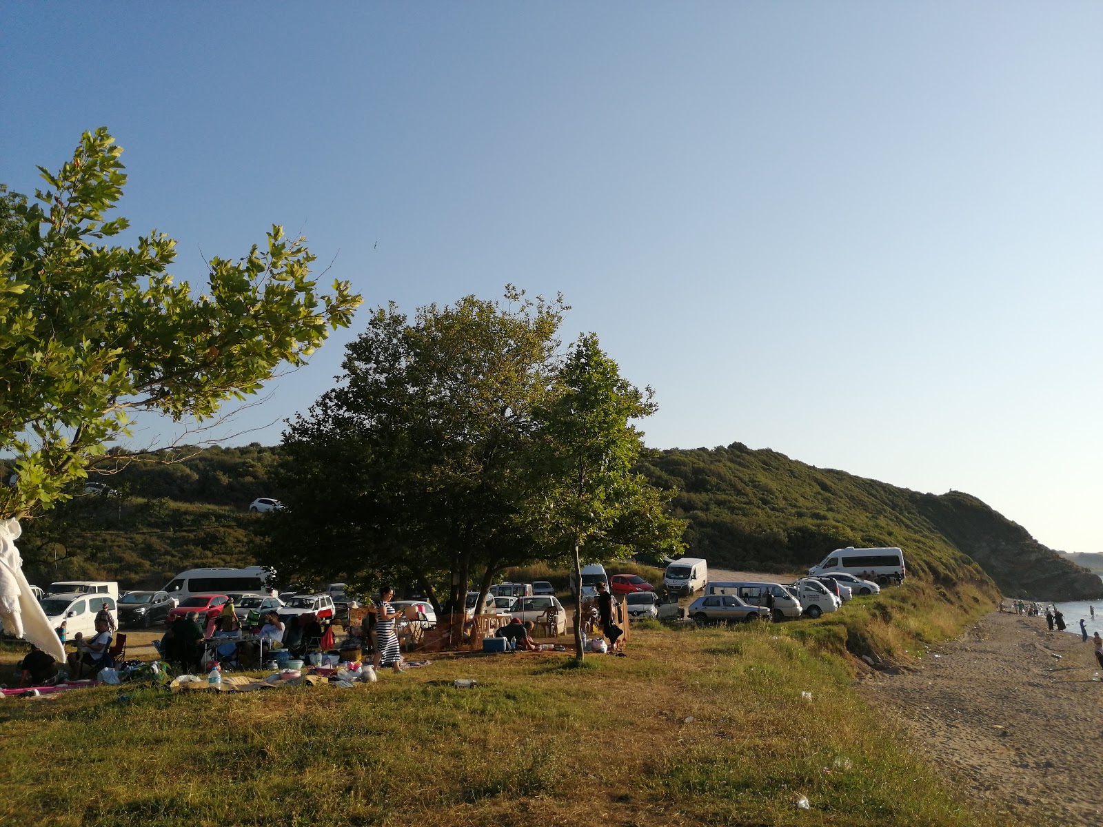 Photo de Uzundere beach protégé par des falaises