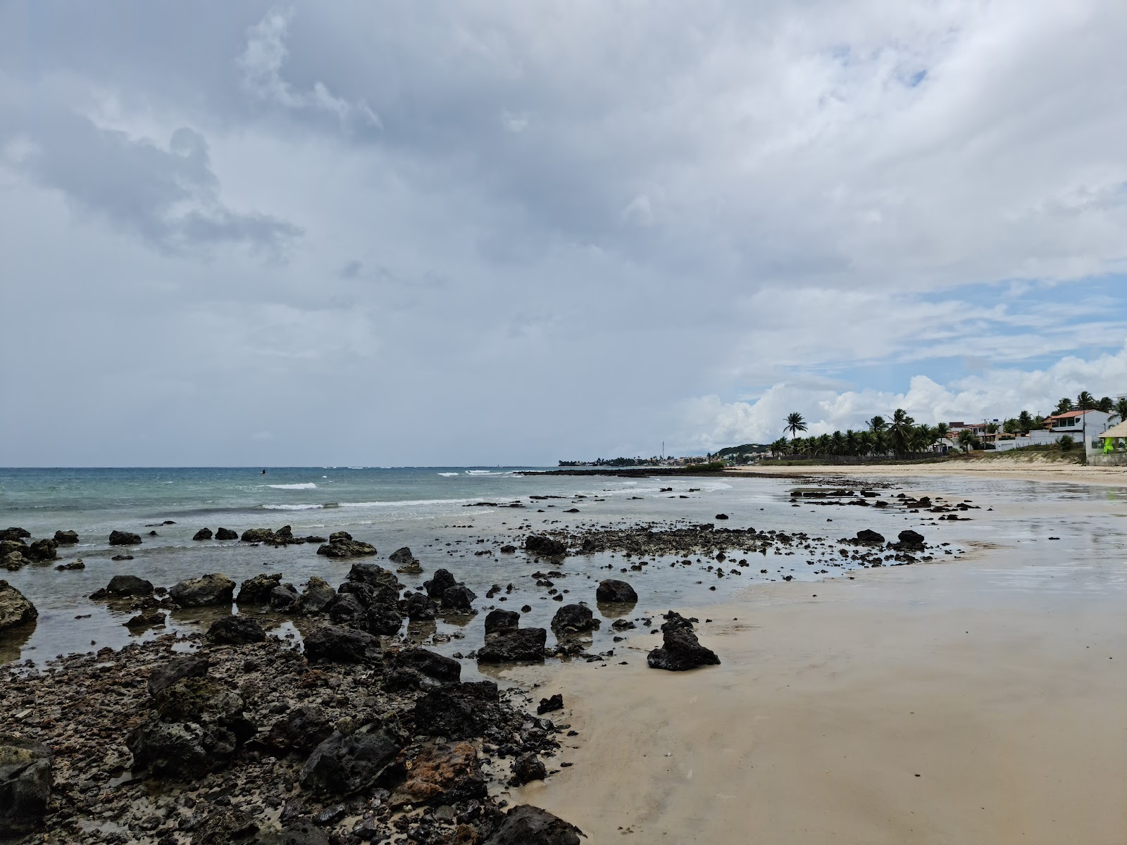 Foto de Praia de Pirambuzios II e o assentamento