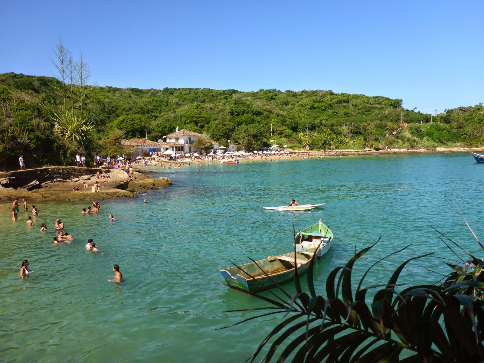 Azedinha Plajı'in fotoğrafı dağlarla çevrili