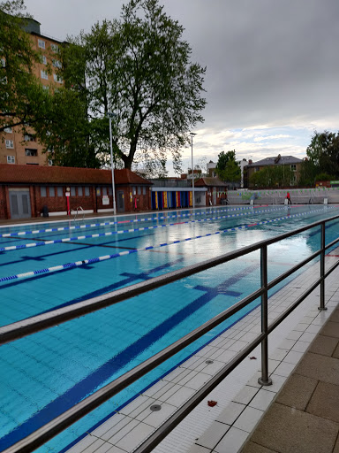 Public outdoor pools in London
