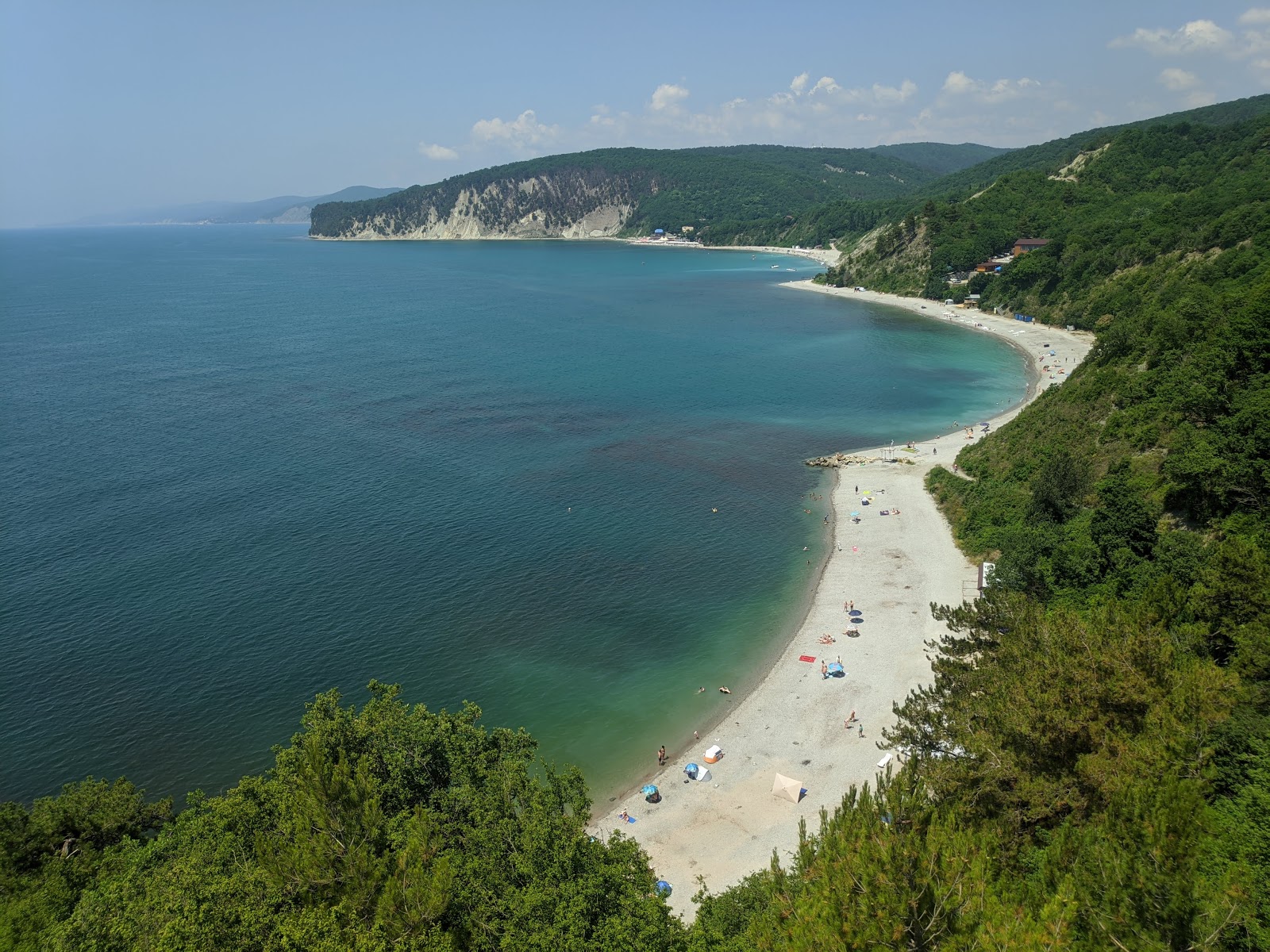 Fotografija Sunrise beach z sivi kamenček površino