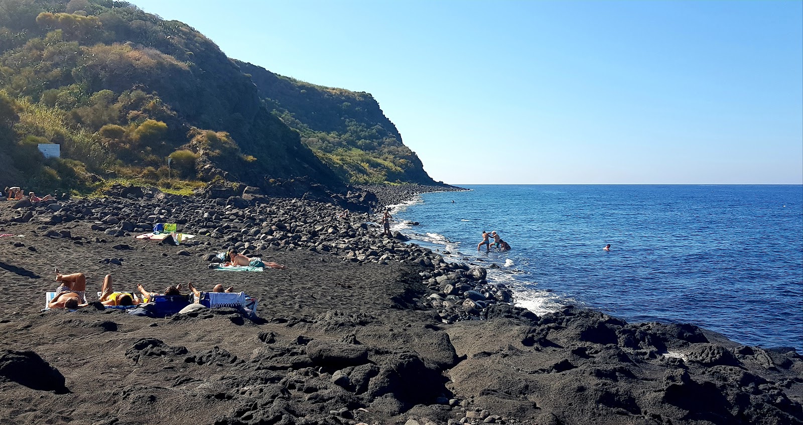 Photo de Spiaggia Lunga protégé par des falaises