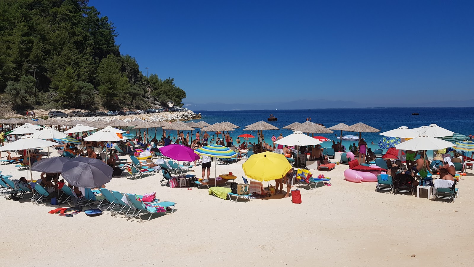 Fotografie cu Plaja Porto Vathy sprijinit de stânci