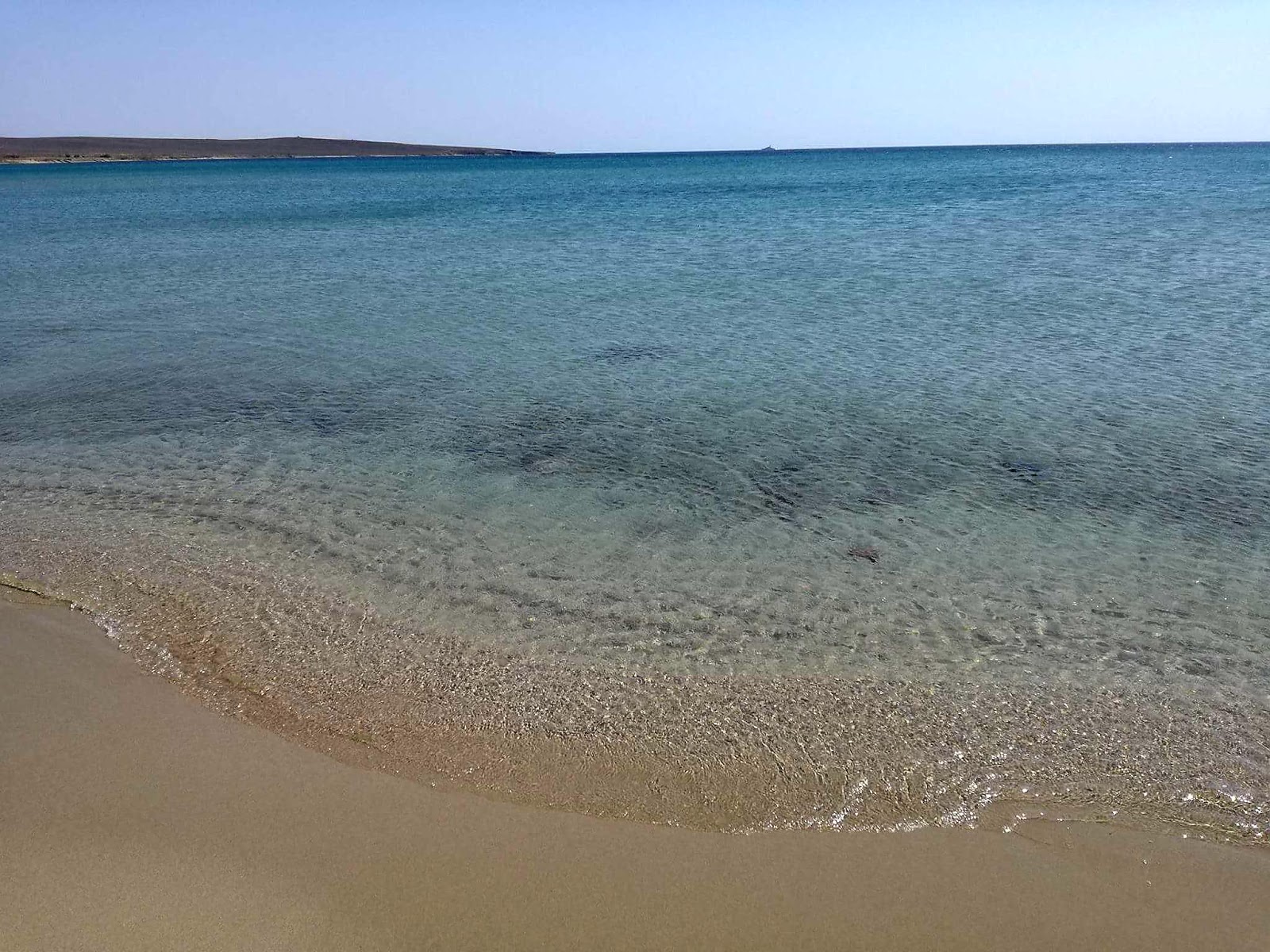 Foto di Paralia Skidi sorretto da scogliere