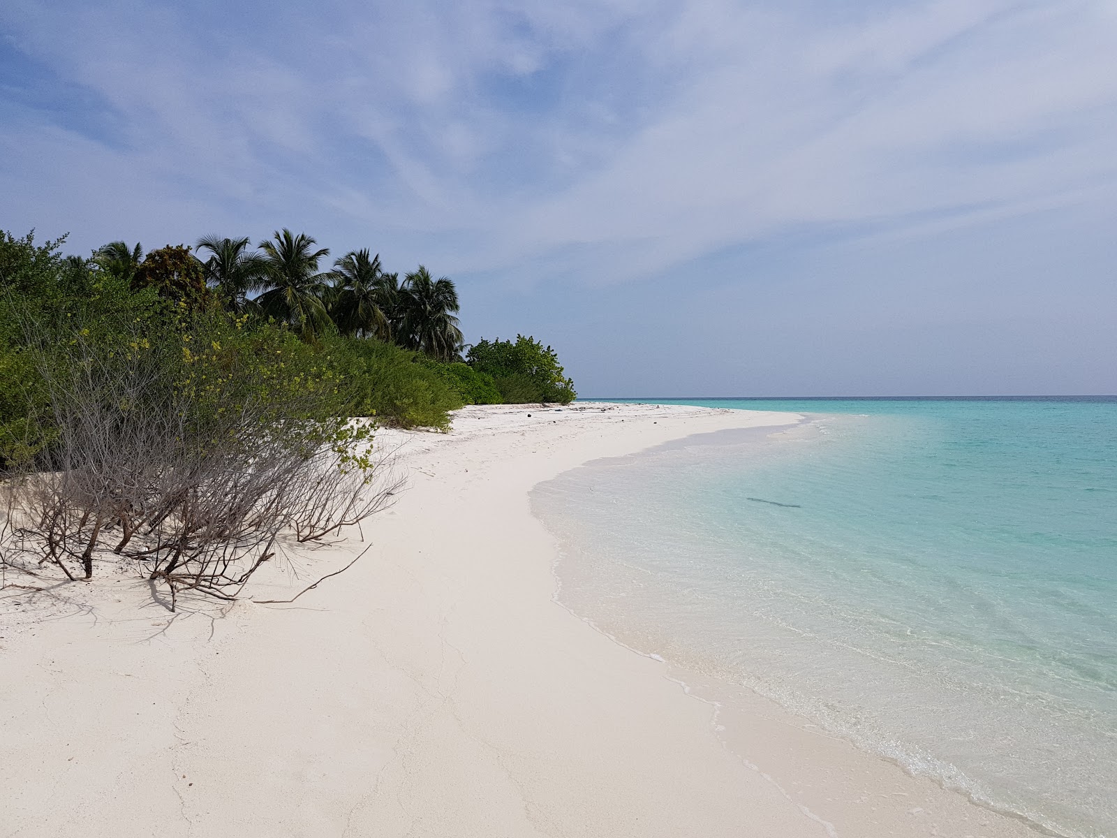 Foto av Himithi Beach med vit fin sand yta