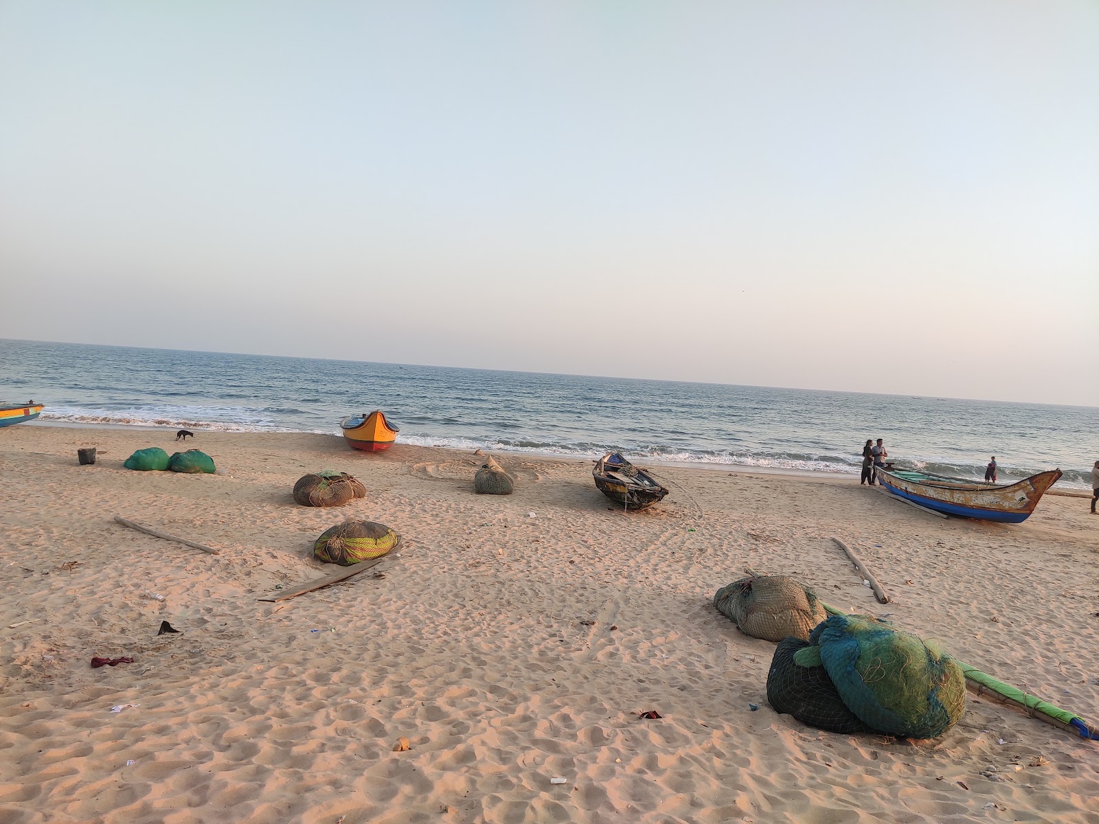Rajjyapeta Beach的照片 带有明亮的沙子表面