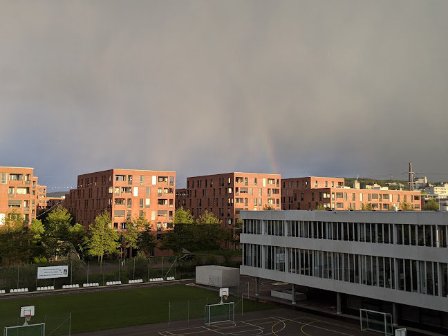 Kommentare und Rezensionen über Schulhaus und Sporthalle Blumenfeld