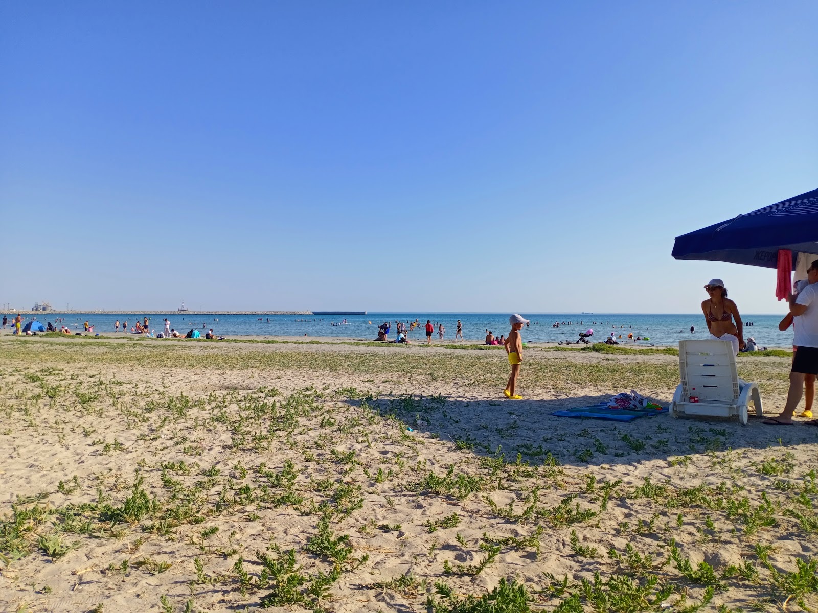 Zdjęcie Dostar Beach z powierzchnią turkusowa woda