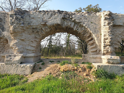 Ruines de l'Aqueduc à Vers-Pont-du-Gard