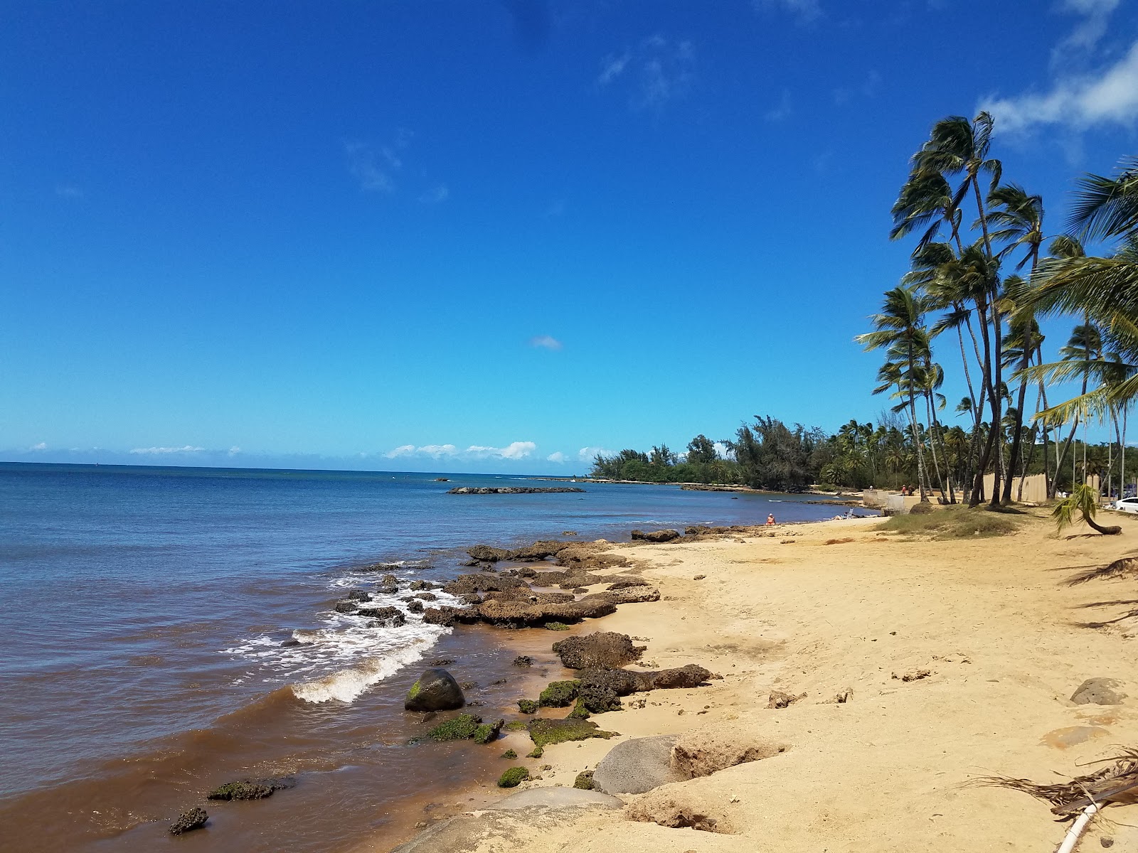 Photo of Haleʻiwa Beach Park with bright sand surface