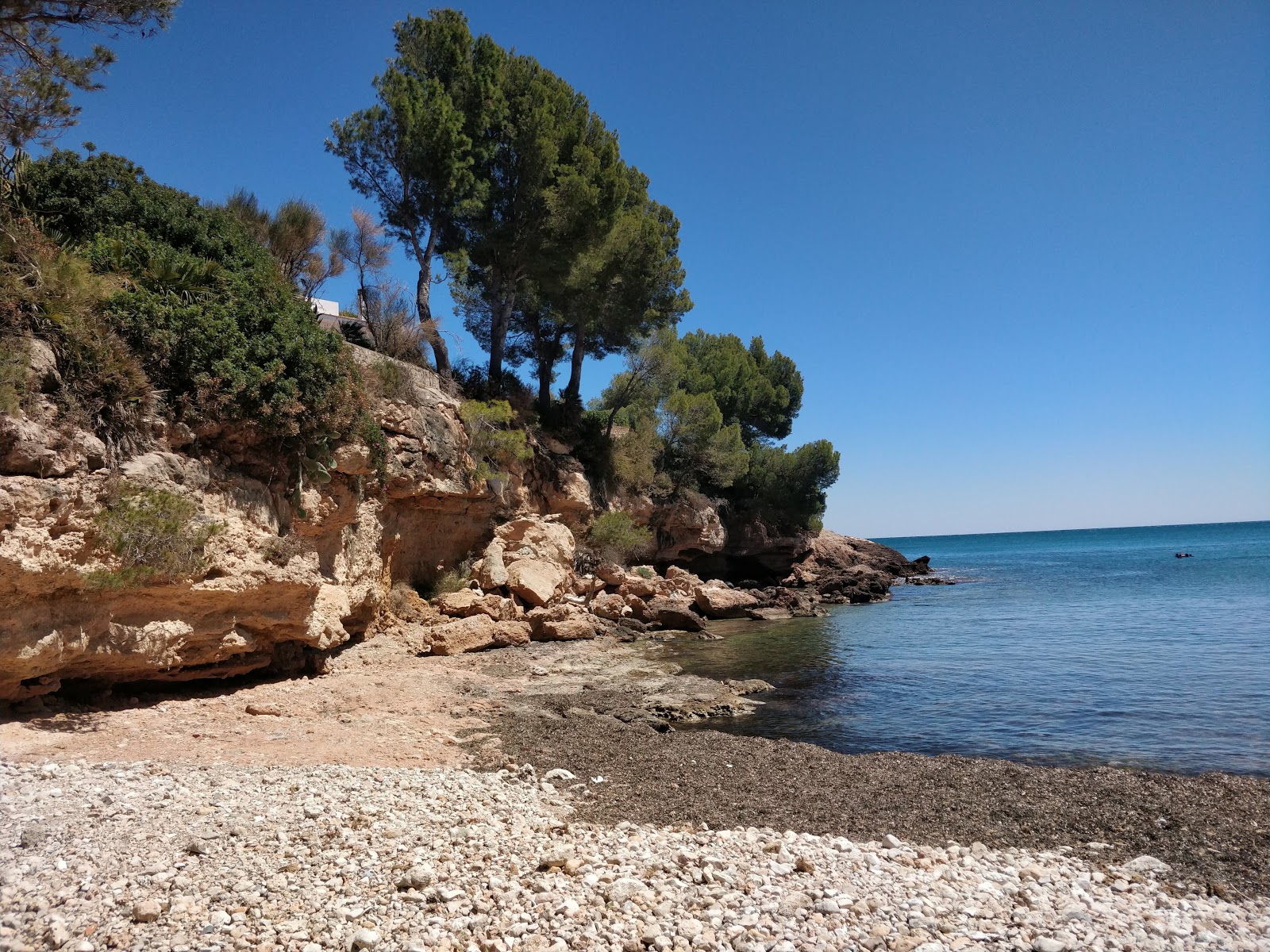 Cala Llobeta'in fotoğrafı küçük koy ile birlikte