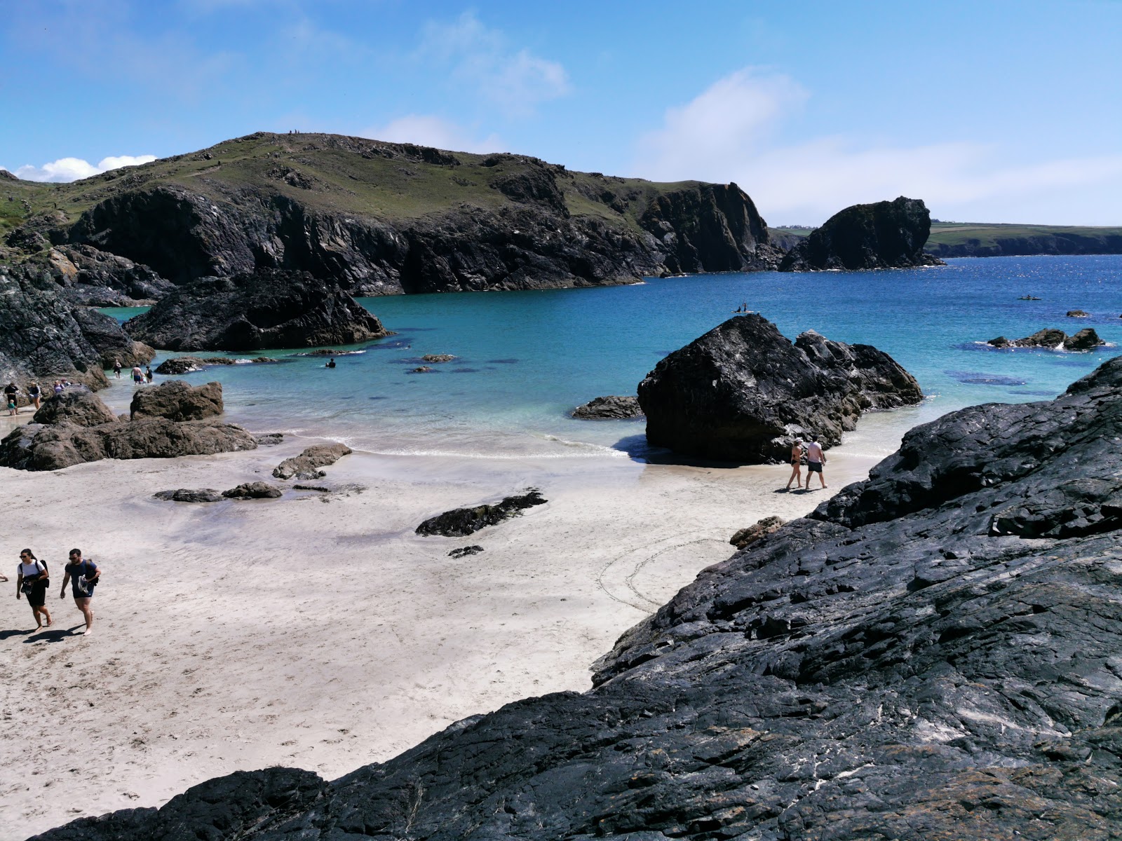 Fotografie cu Kynance Cove cu golfuri de mijloc