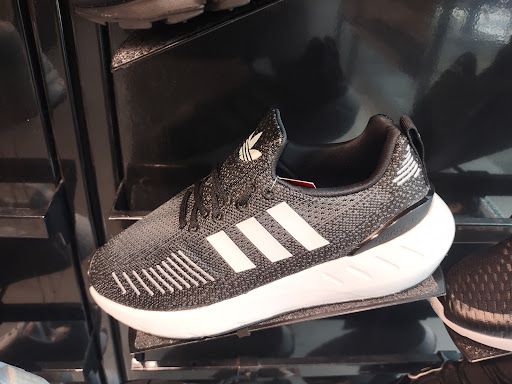 Foot Locker, 1101 Melbourne Rd Suite 3020, Hurst, TX 76053, USA, 