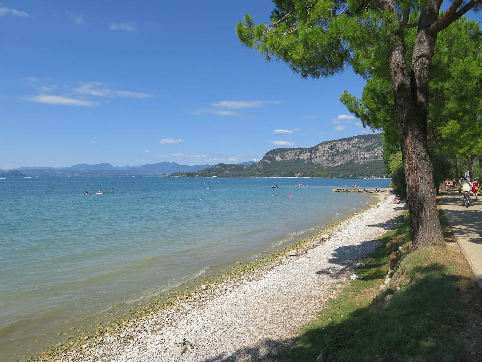 Spiaggia La Rocca的照片 带有蓝色纯水表面
