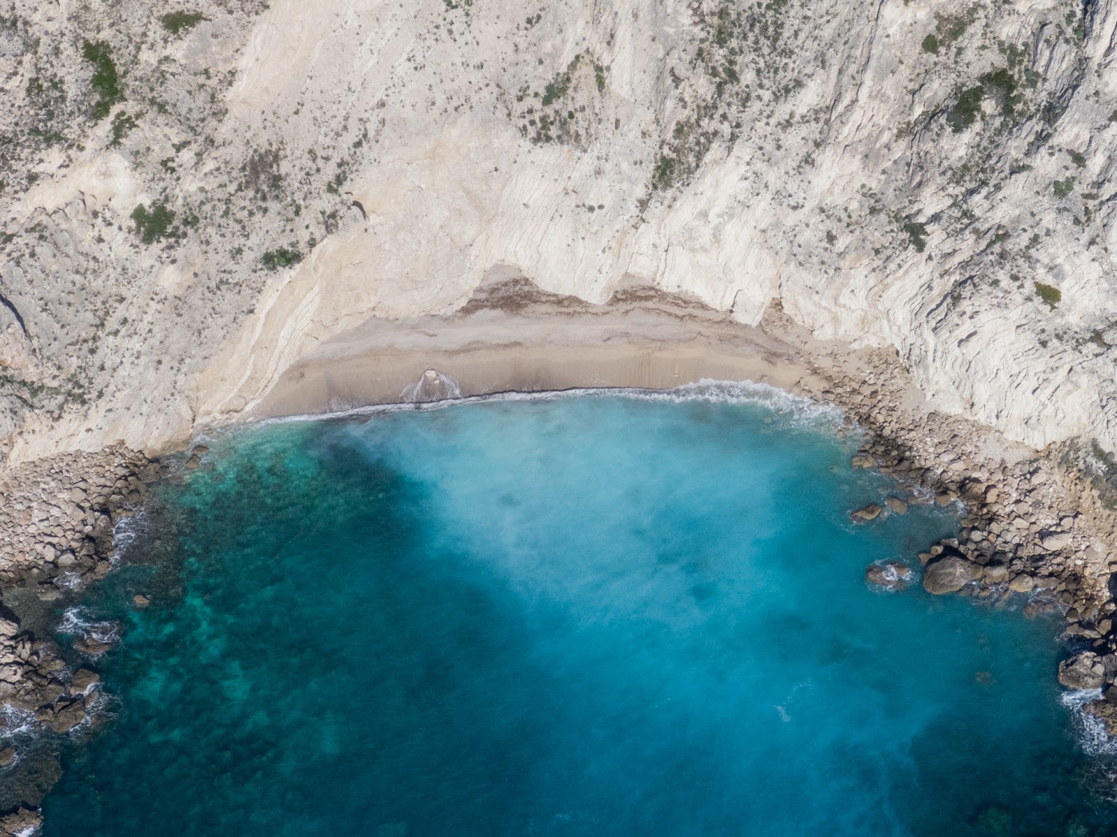 Kastelli beach的照片 带有碧绿色纯水表面