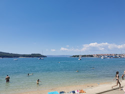 Φωτογραφία του Grabar Beach και η εγκατάσταση