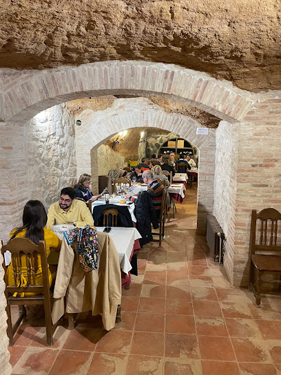 Restaurante El Lagar de San Vicente - C. de la Varguilla, 36, 47300 Peñafiel, Valladolid, Spain