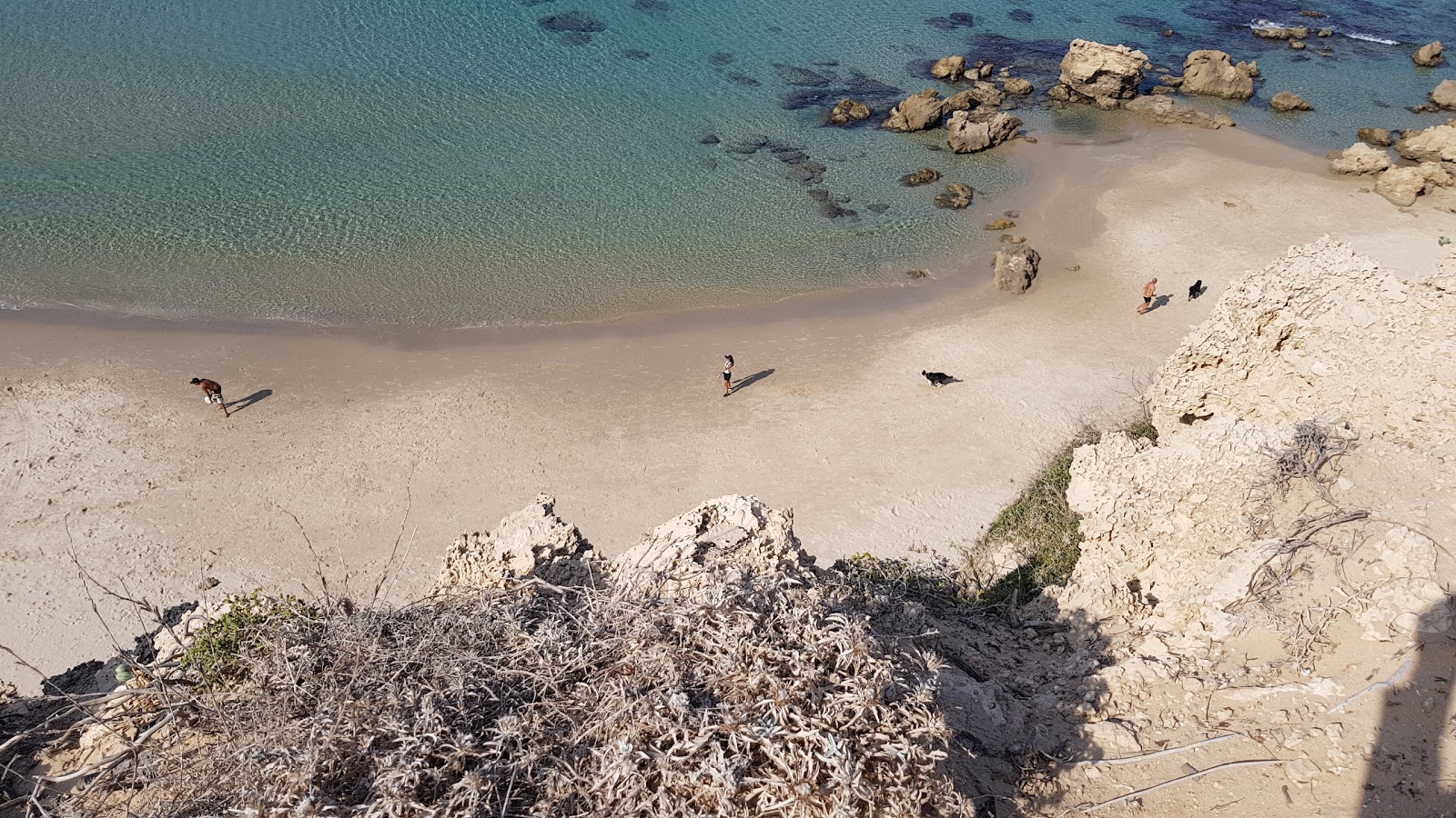 Fotografie cu Gedor Sea beach cu o suprafață de apa pură turcoaz