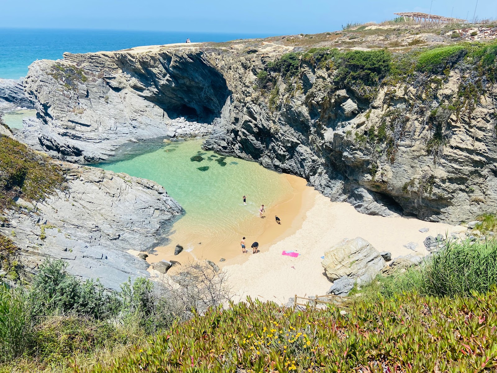 Praia do Espingardeiro'in fotoğrafı küçük koy ile birlikte