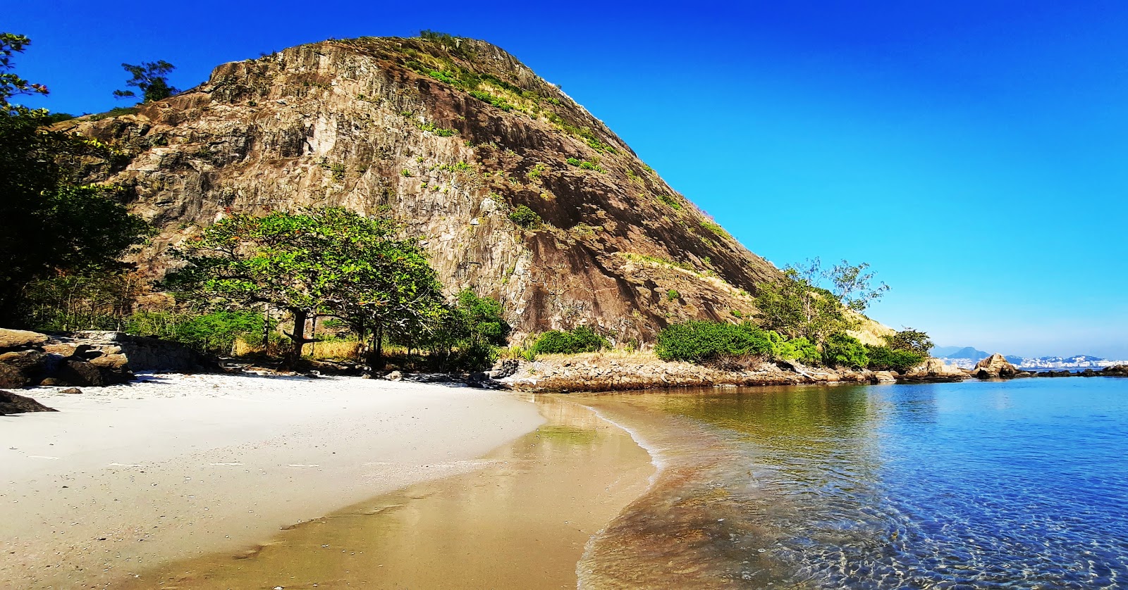 Foto di Praia do Morcego e l'insediamento