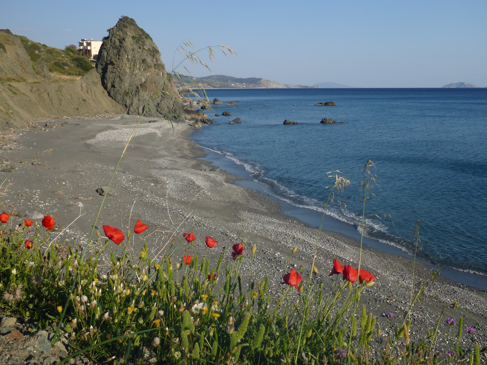 Foto av East beach med turkos rent vatten yta