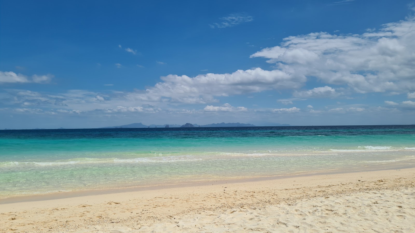 Koh Phai Beach的照片 带有碧绿色纯水表面