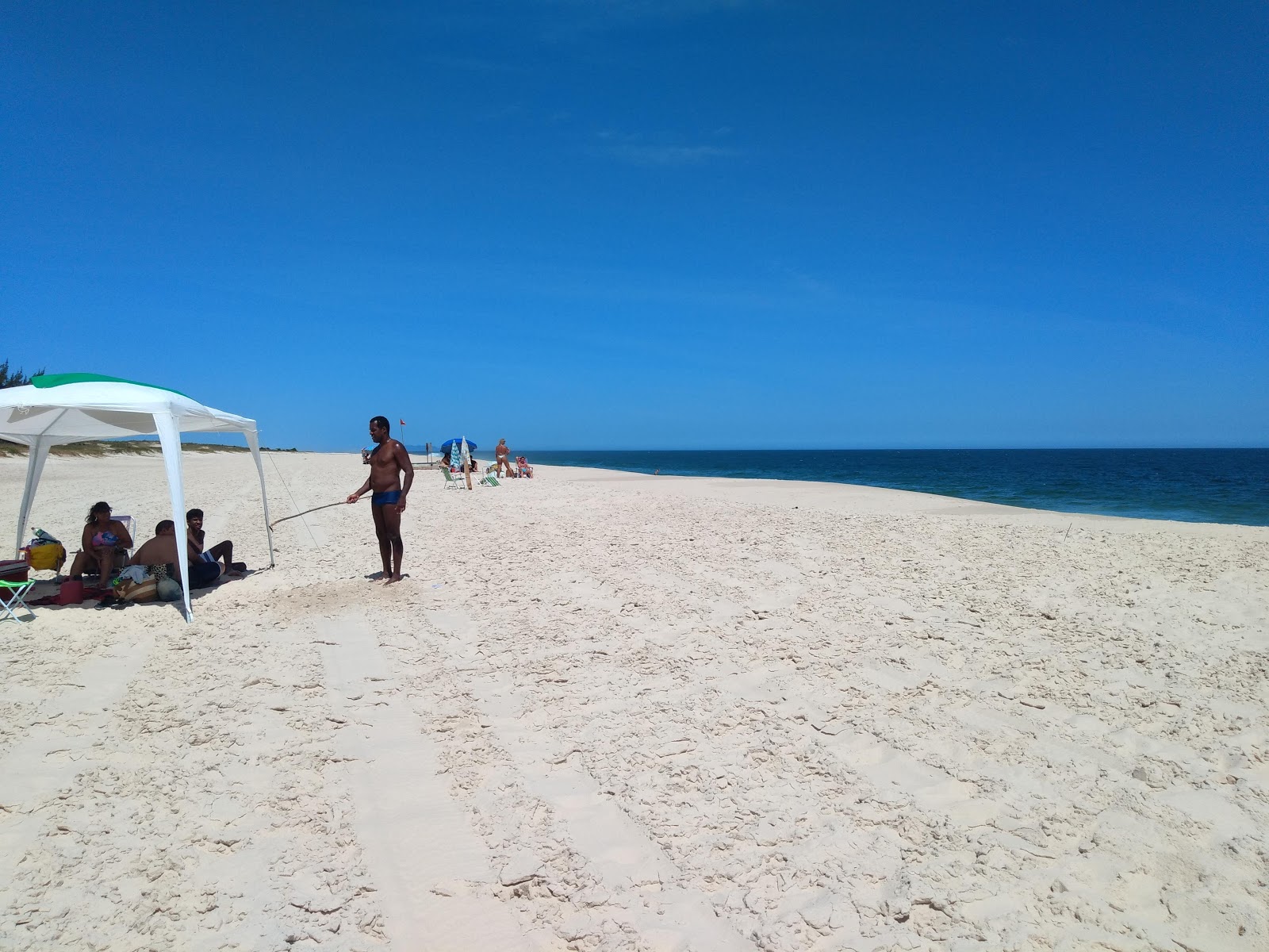 Zdjęcie Praia seca z powierzchnią niebieska czysta woda