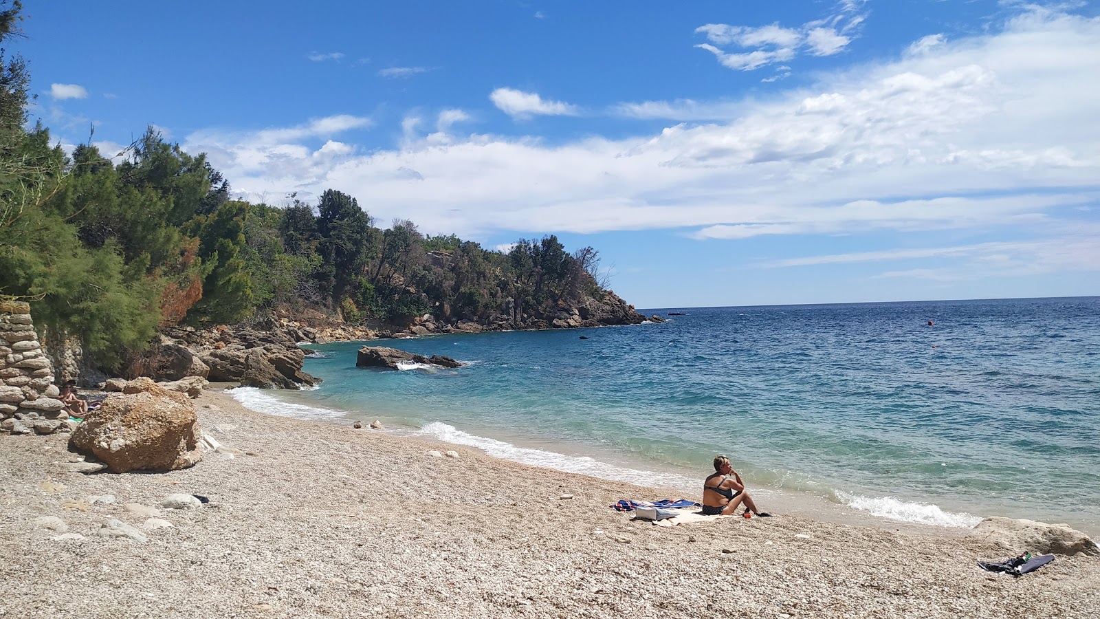 Photo de Plaza Mokalo protégé par des falaises