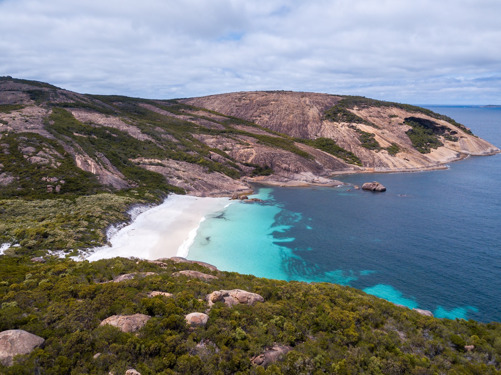Foto de Little Hellfire Bay apoiado por penhascos
