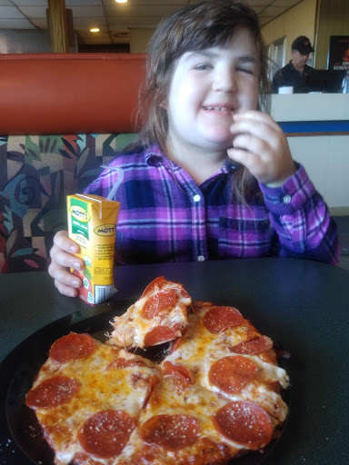 Pizza Restaurant «Round Table Pizza», reviews and photos, 10070 SW Barbur Blvd, Portland, OR 97219, USA