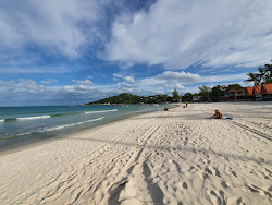 Photo de Plage de Haad Rin protégé par des falaises