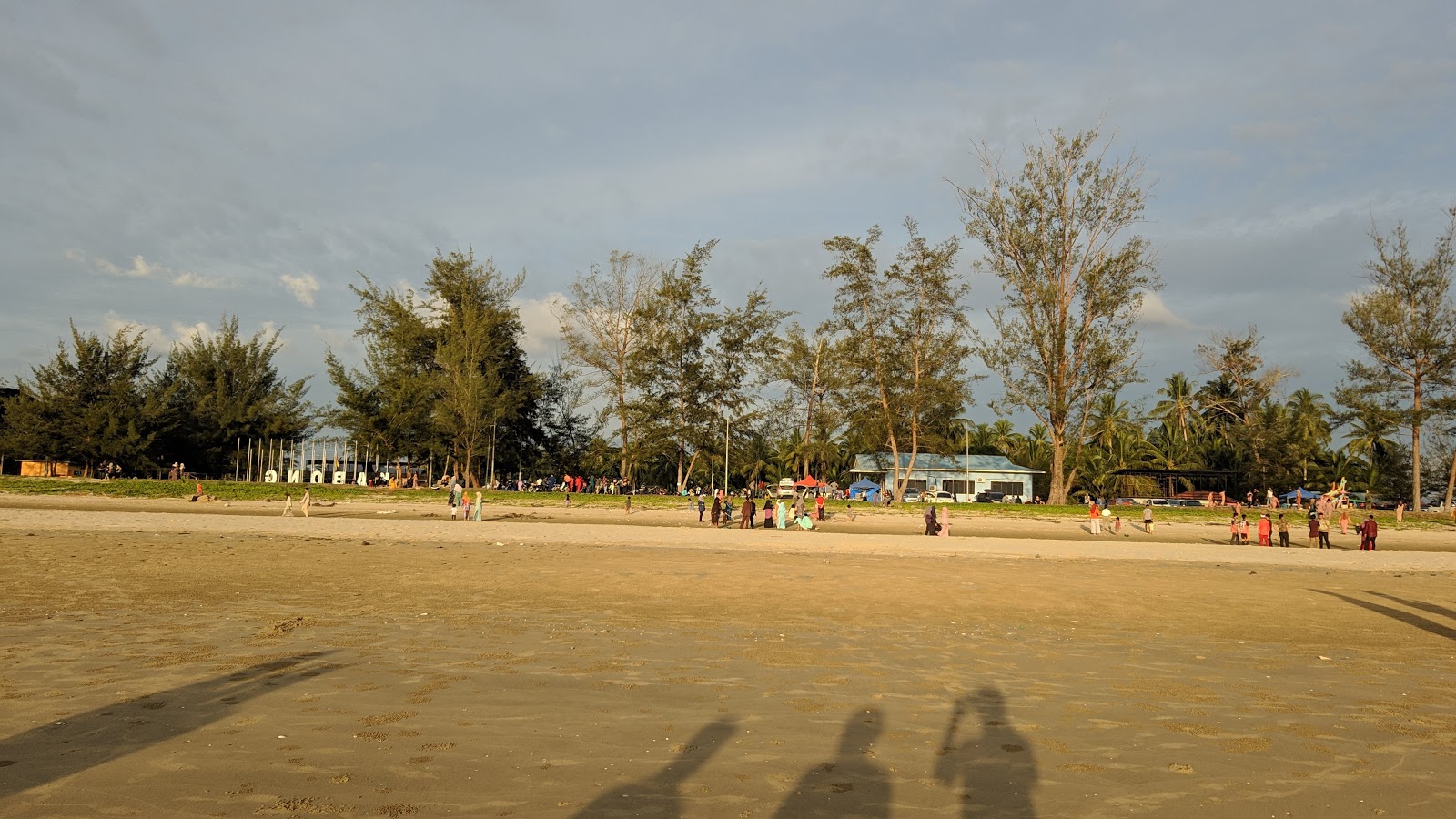 Foto di Tanjung Kembang Beach e l'insediamento