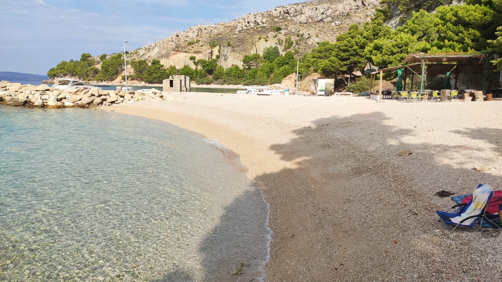 Zicova Riva beach II'in fotoğrafı uçurumlarla desteklenmiş