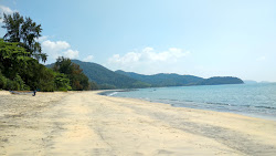 Foto von Om Tao Beach von Klippen umgeben