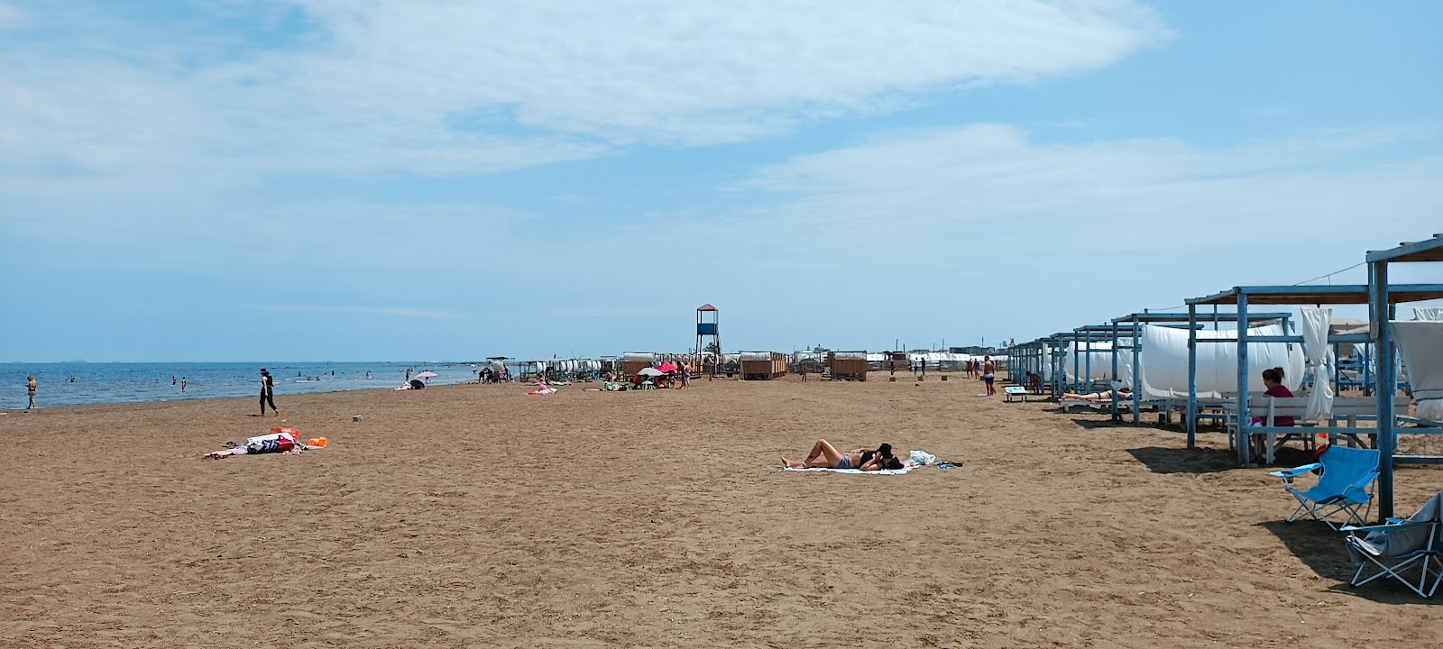 Φωτογραφία του Qumbar Beach με μπεζ άμμος επιφάνεια