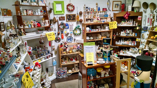 Shopping Mall «Town Peddler Craft and Antique Mall», reviews and photos, 35323 Plymouth Rd, Livonia, MI 48150, USA