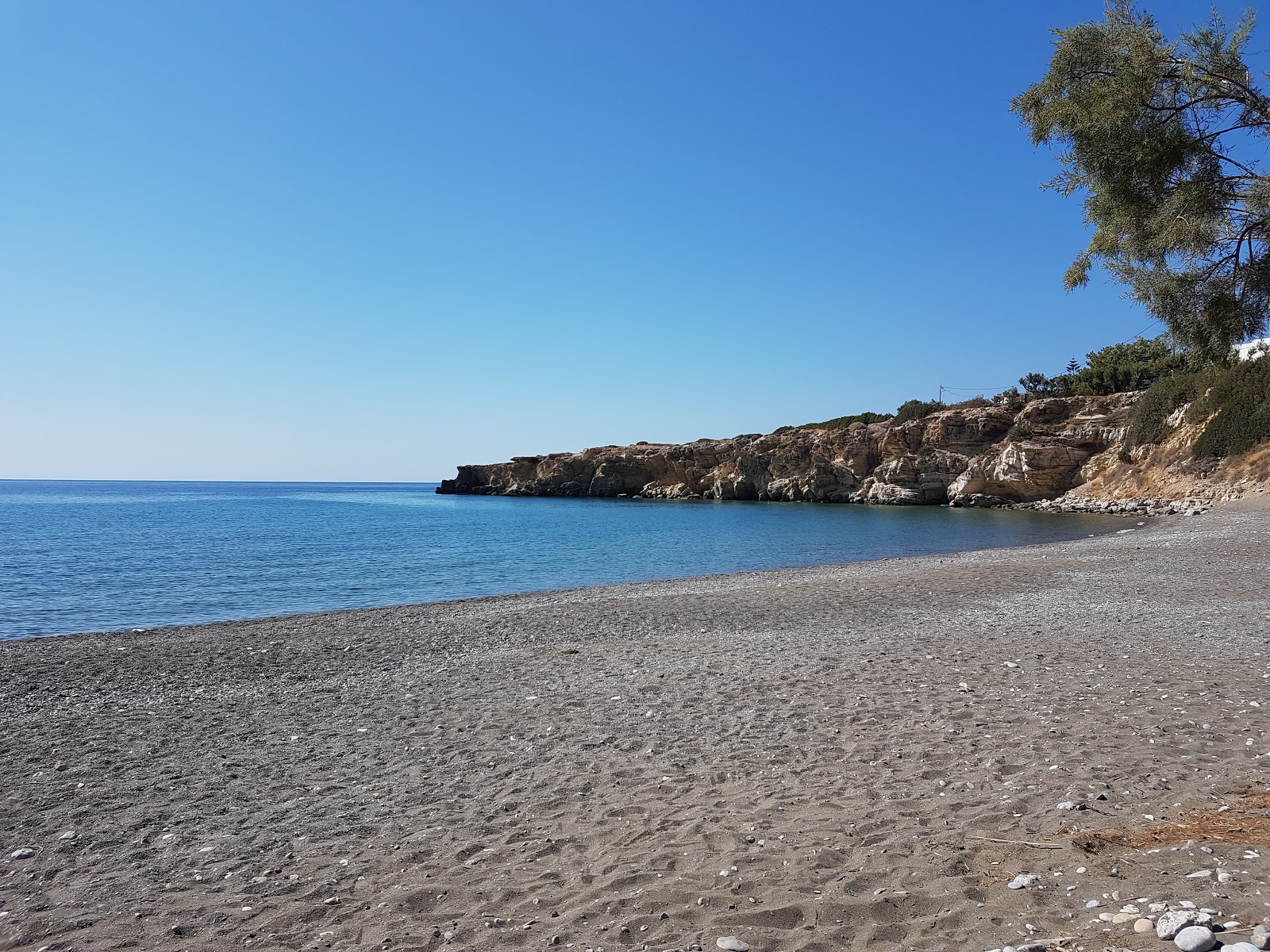 Foto de Kaki Skala beach e o assentamento