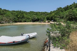 Torkul beach'in fotoğrafı birden fazla küçük koy ile birlikte