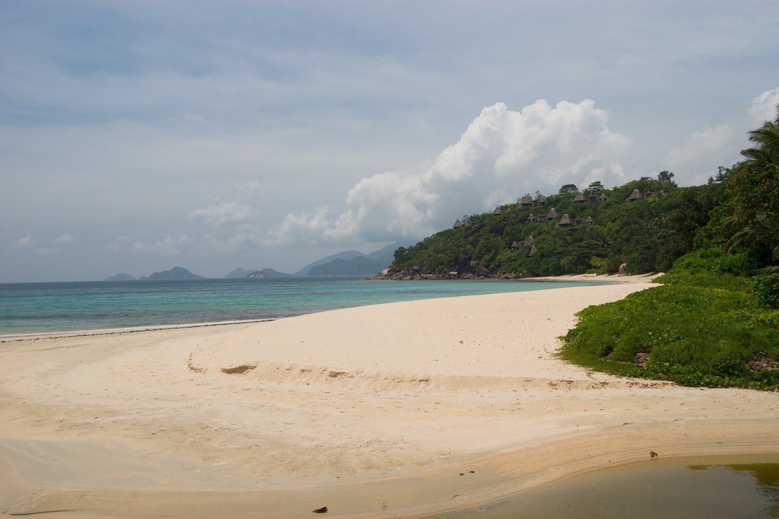 Anse Aux Pins Beach'in fotoğrafı - rahatlamayı sevenler arasında popüler bir yer