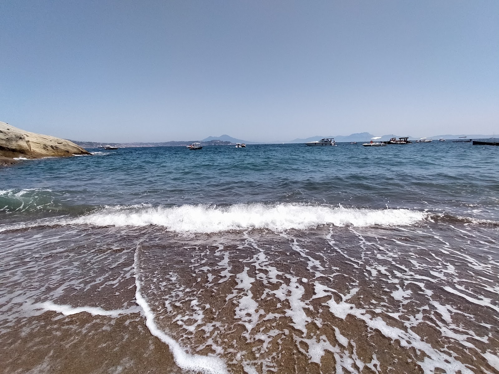 Fotografie cu Spiaggia di Miseno cu o suprafață de apa albastra