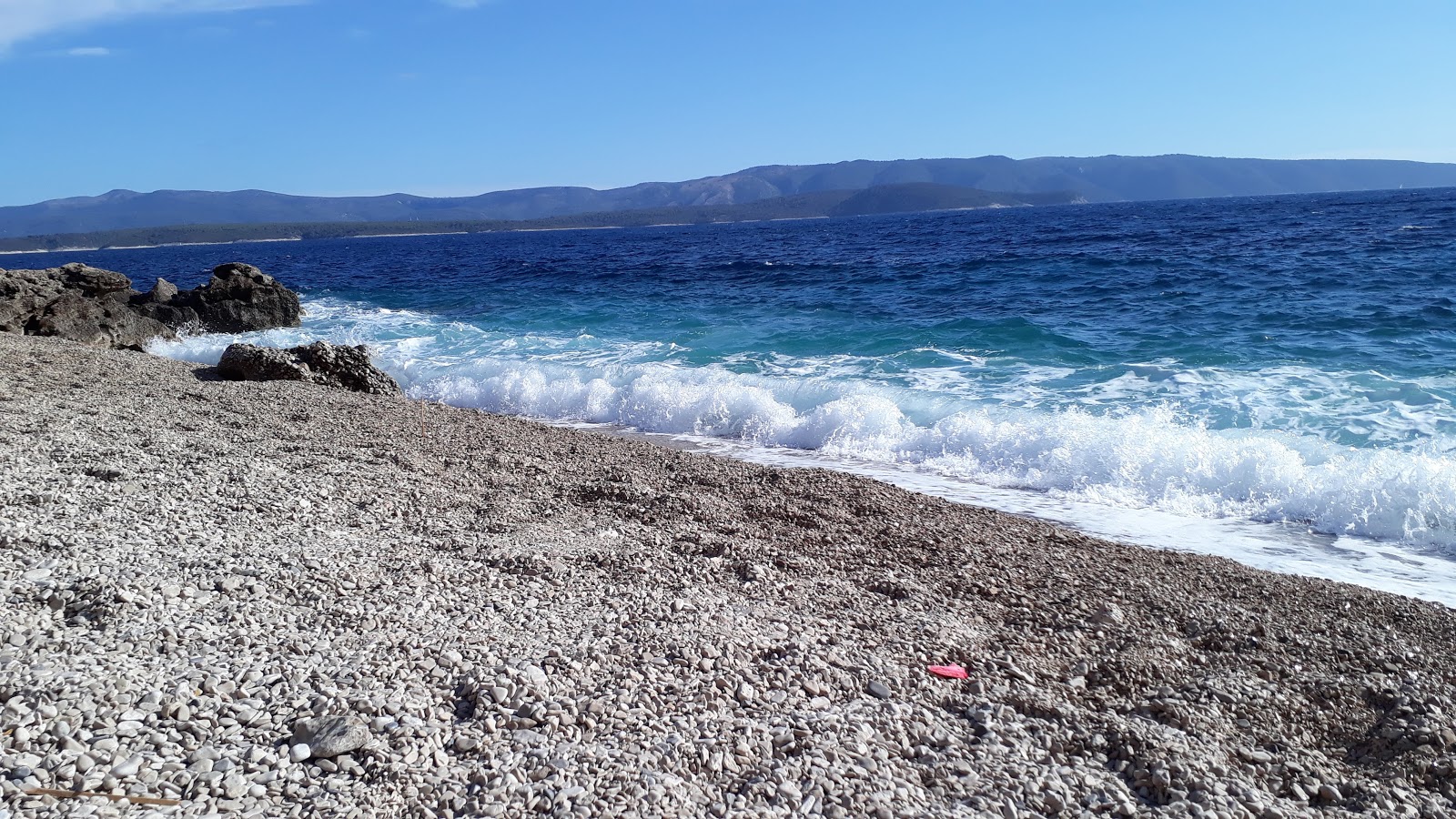Romantic beach'in fotoğrafı uçurumlarla desteklenmiş