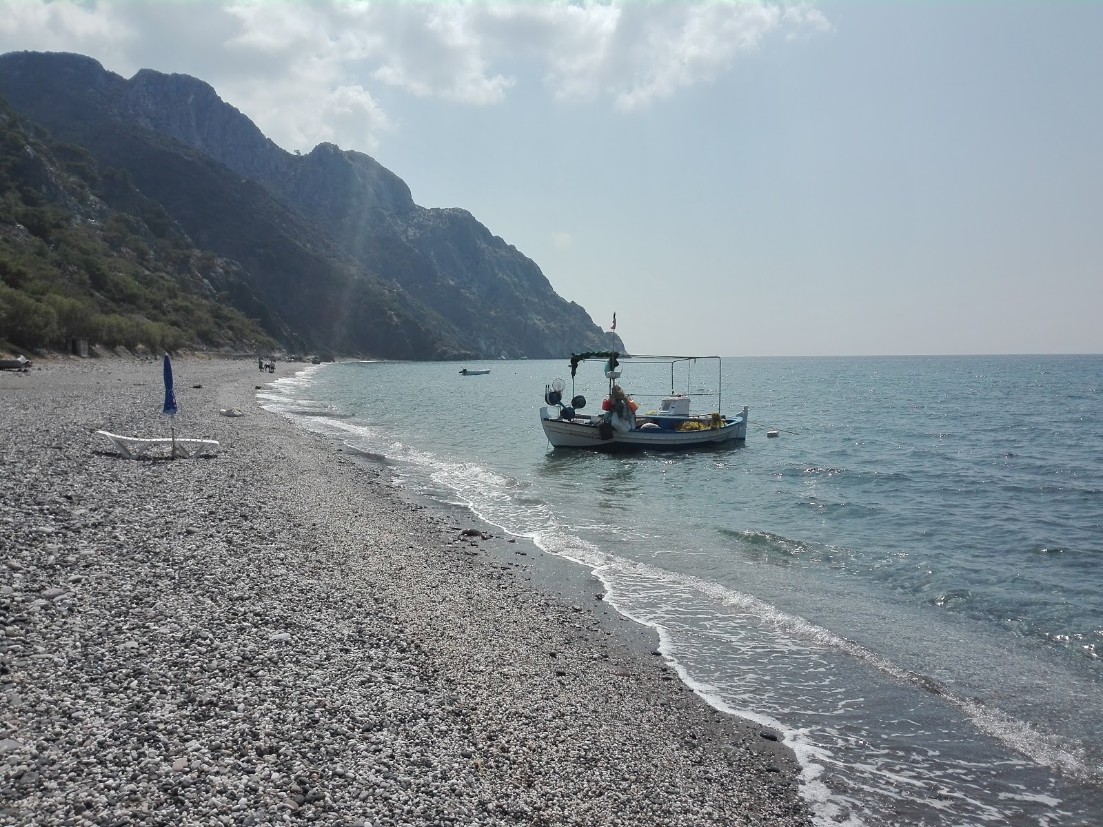 Foto af Drotas beach bakket op af klipperne