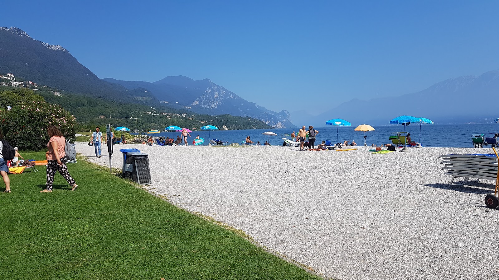 Photo de Spiaggia Toscolano protégé par des falaises