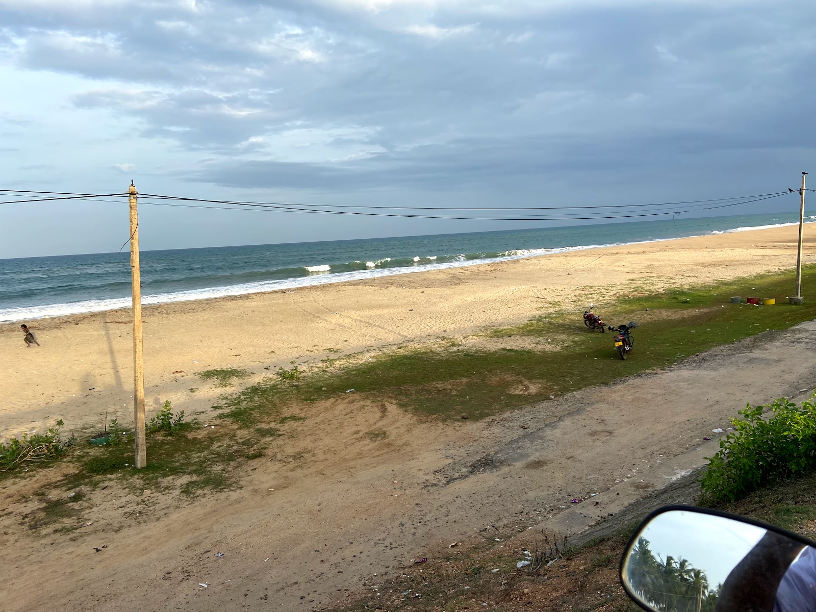 Φωτογραφία του Akkarapaththu beach με ευρύχωρη ακτή