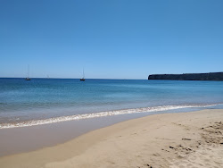 Foto von Praia da Mareta umgeben von Bergen