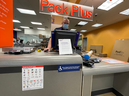 Print Shop «FedEx Office Print & Ship Center», reviews and photos, 210 N 8th St, West Dundee, IL 60118, USA